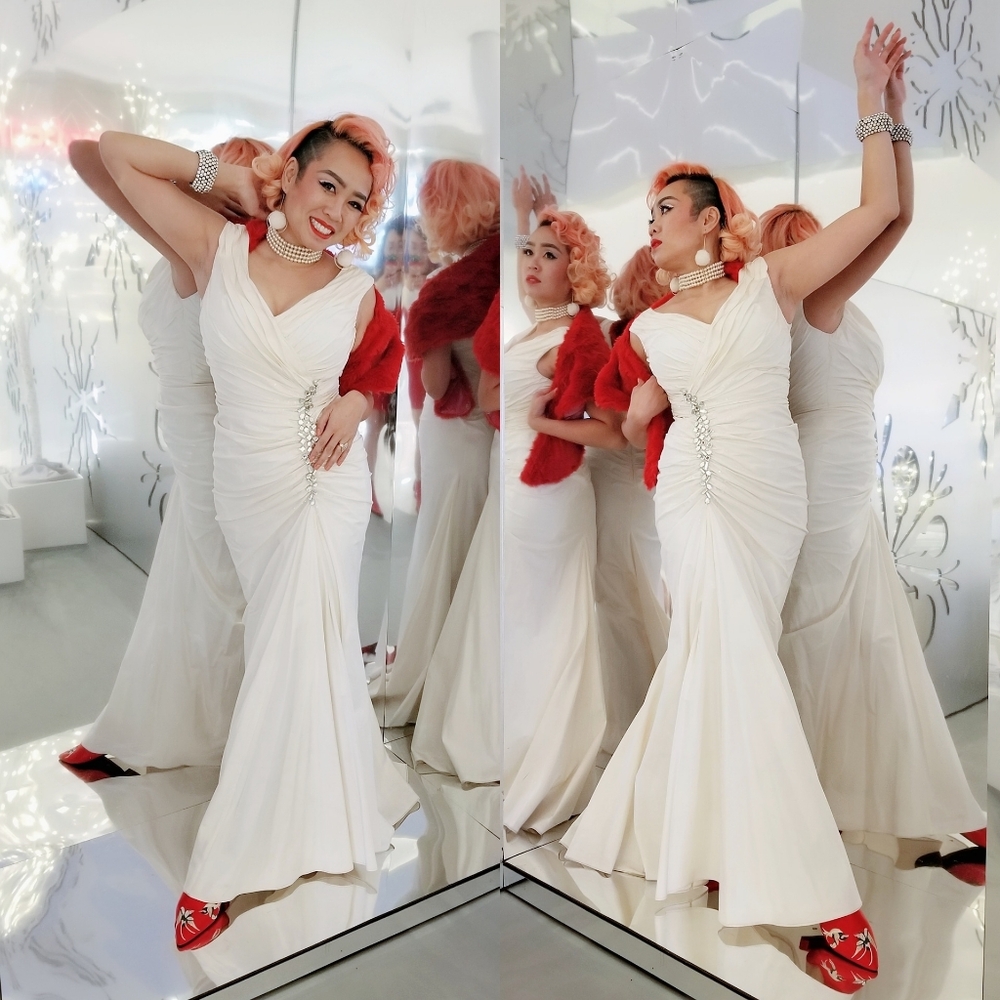 Tadashi Shoji Ivory Wedding Gown Hourglass Mermaid train rhinestone classic look